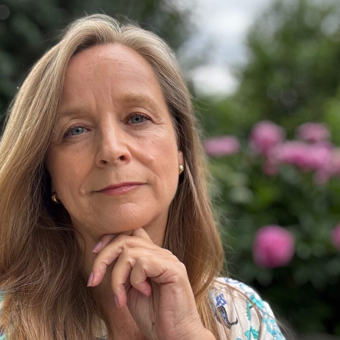 Claudia Stenger, Heilpraktikerin für Psychotherapie Inhaberin der Praxis mit langen, blonden Haaren und freundlichem Lächeln, im Freien fotografiert.
