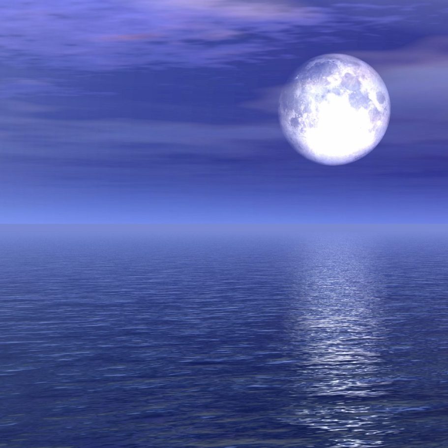 Vollmond über ruhigem tiefblauen Wasser mit sanften Lichtreflexionen.