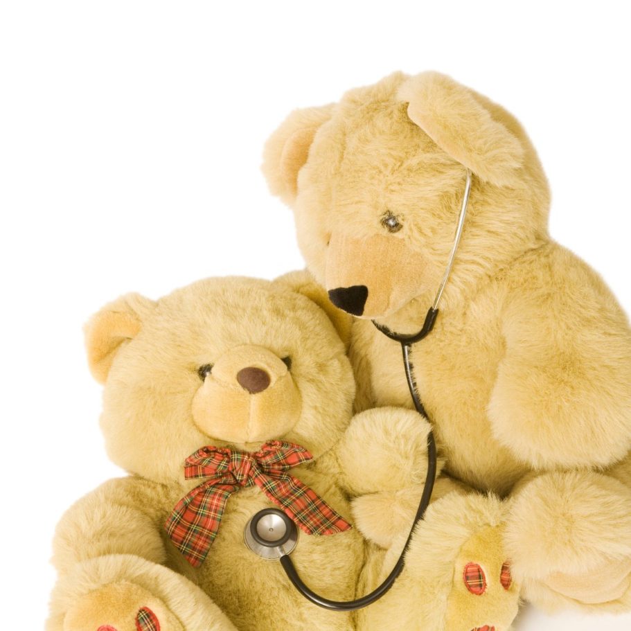 Zwei Teddybären, einer mit einem Stethoskop, beide in freundlicher Pose.