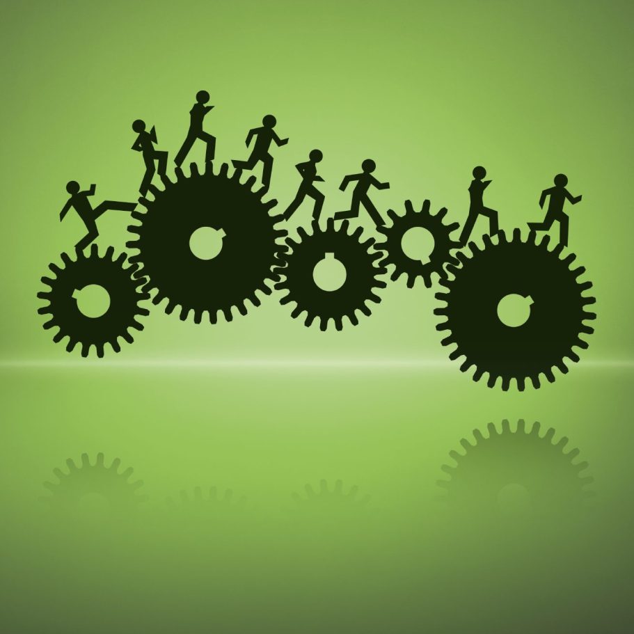 Silhouetten von Menschen, die auf Zahnrädern laufen, vor einem grünen Hintergrund.